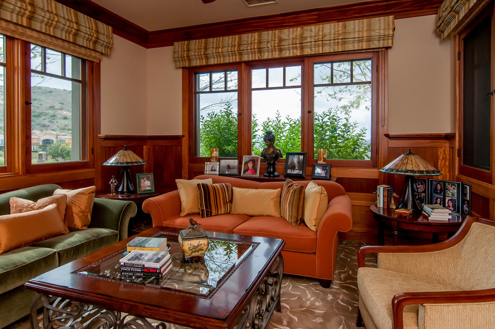 Immagine di un soggiorno stile americano di medie dimensioni e chiuso con pareti beige, moquette, nessuna TV e pavimento grigio