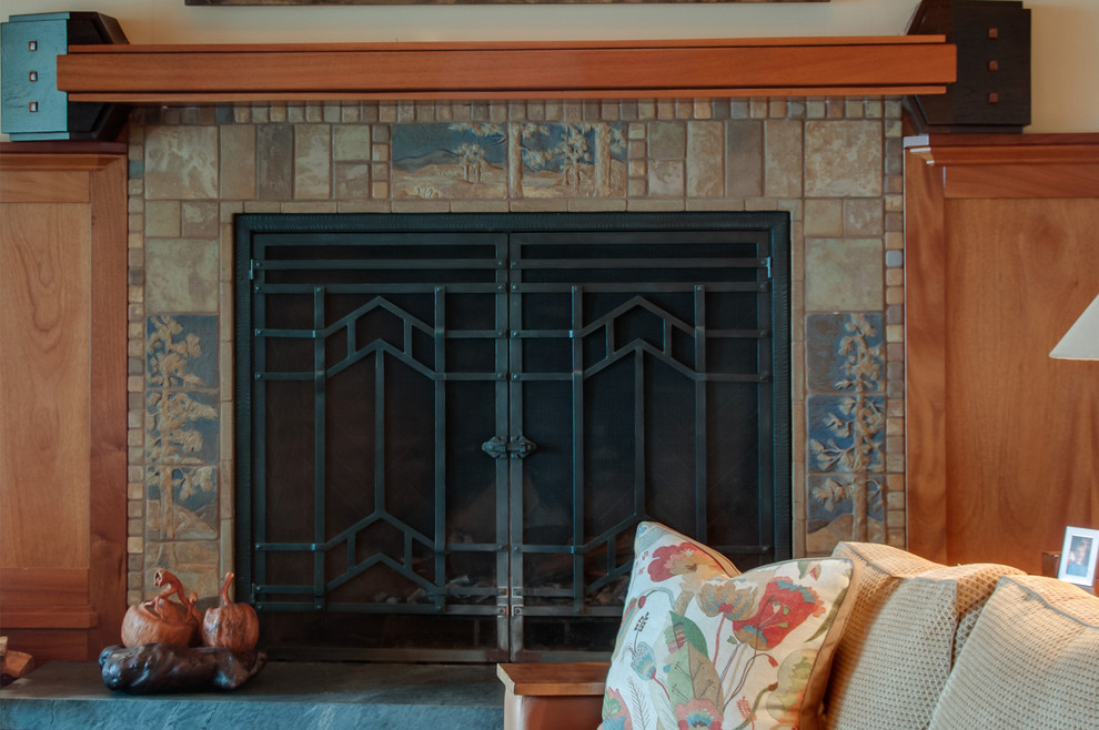 Aménagement d'une grande salle de séjour craftsman ouverte avec une cheminée standard, un manteau de cheminée en carrelage, un bar de salon, un mur beige, un sol en marbre, un téléviseur encastré et un sol multicolore.