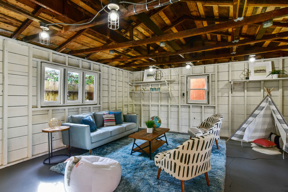 Klassisches Wohnzimmer mit weißer Wandfarbe, Betonboden, grauem Boden, freigelegten Dachbalken, gewölbter Decke, Holzdecke und Holzdielenwänden in San Francisco