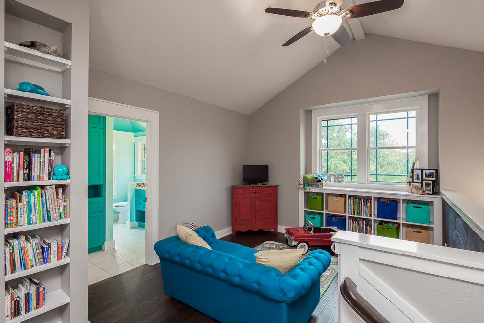 Diseño de sala de estar abierta de estilo americano de tamaño medio con paredes grises, suelo de madera oscura, televisor colgado en la pared y suelo marrón
