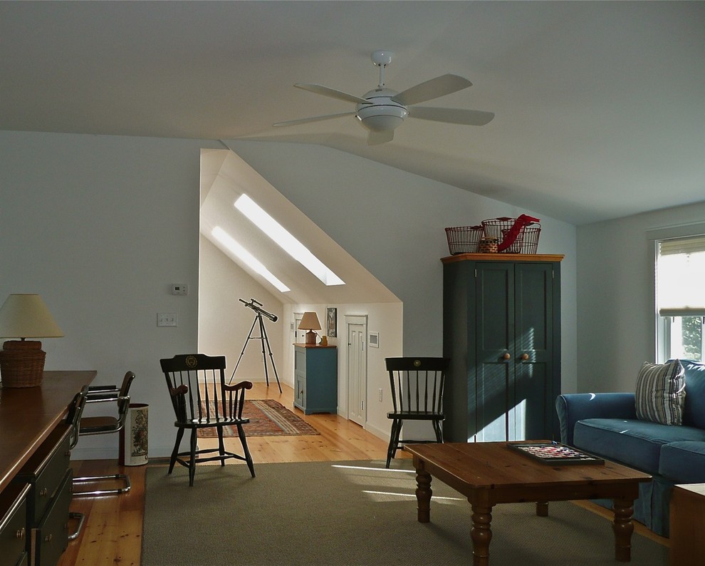 Exemple d'une salle de séjour mansardée ou avec mezzanine chic de taille moyenne avec un mur blanc, un sol en bois brun et un sol marron.