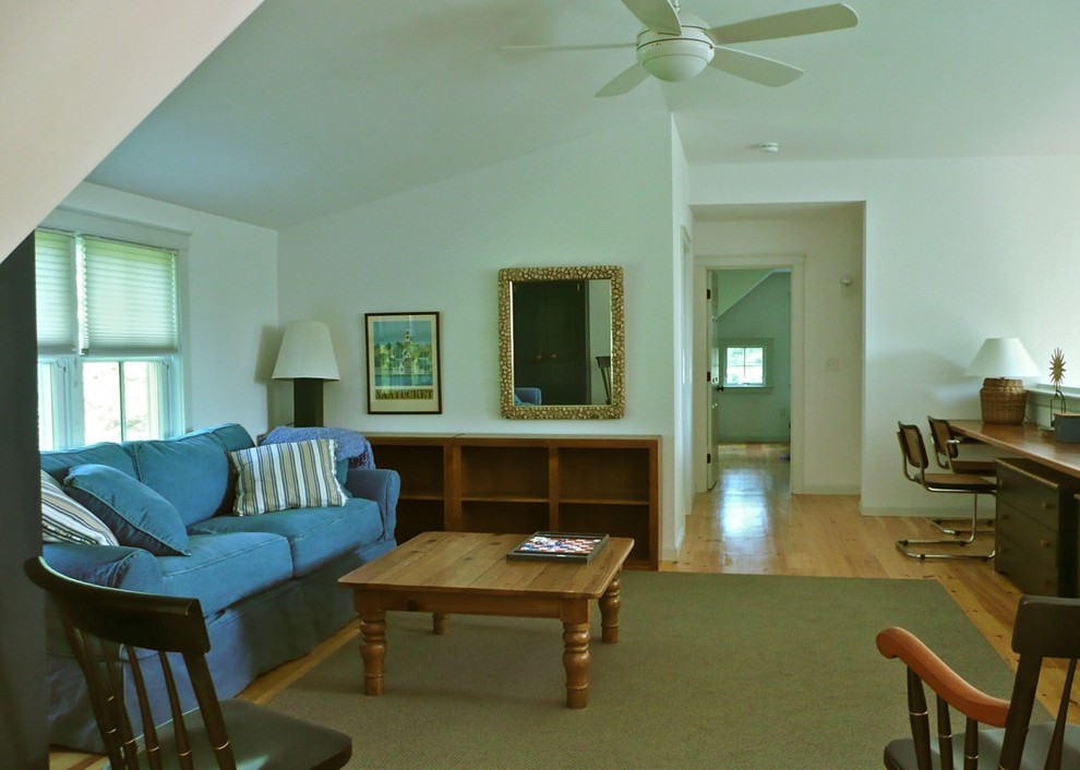 Idee per un soggiorno classico di medie dimensioni e stile loft con pareti bianche, pavimento in legno massello medio e pavimento marrone