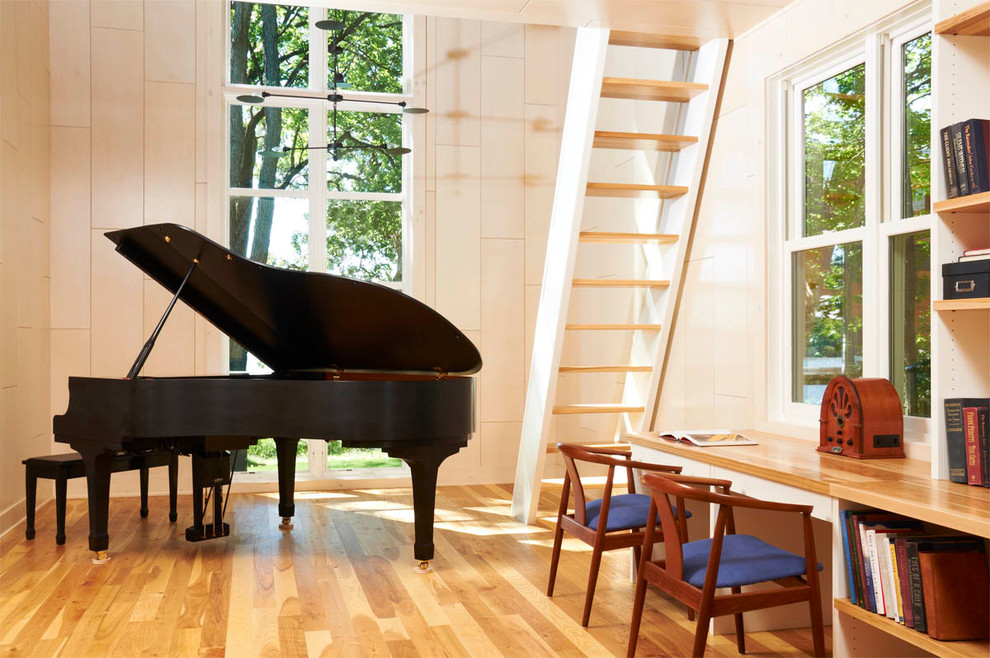Fernseherloses, Offenes Modernes Musikzimmer ohne Kamin mit braunem Holzboden in Minneapolis