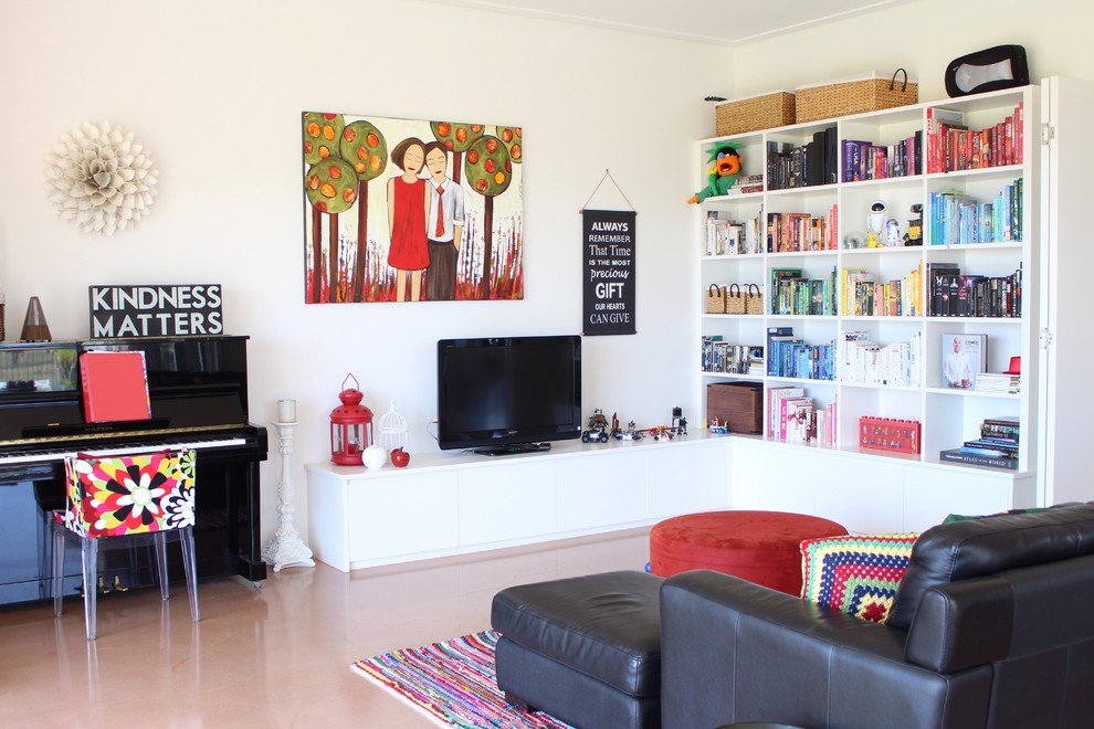 Diseño de sala de estar ecléctica con televisor independiente