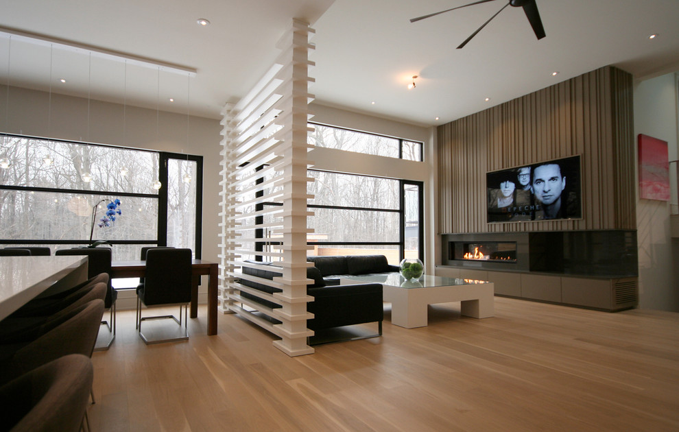 Großes, Offenes Modernes Wohnzimmer mit weißer Wandfarbe, hellem Holzboden, Gaskamin und Multimediawand in Toronto