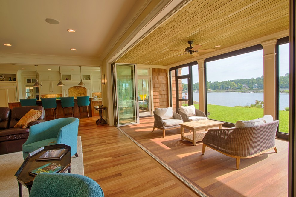 Diseño de sala de estar abierta marinera grande con suelo de madera en tonos medios