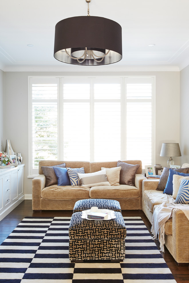 Ispirazione per un soggiorno stile marino di medie dimensioni con parquet scuro, pavimento marrone, pareti grigie e tappeto