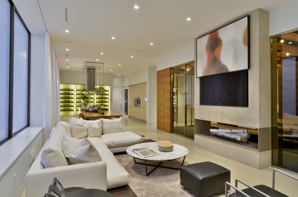 Diseño de sala de estar abierta contemporánea con paredes blancas, chimenea de doble cara, televisor colgado en la pared y alfombra
