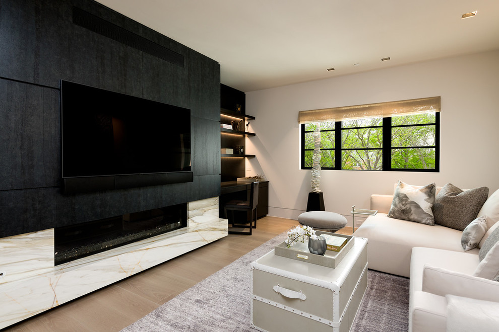 Ejemplo de sala de estar actual grande con paredes blancas, suelo de madera clara, chimenea lineal, televisor colgado en la pared y marco de chimenea de piedra