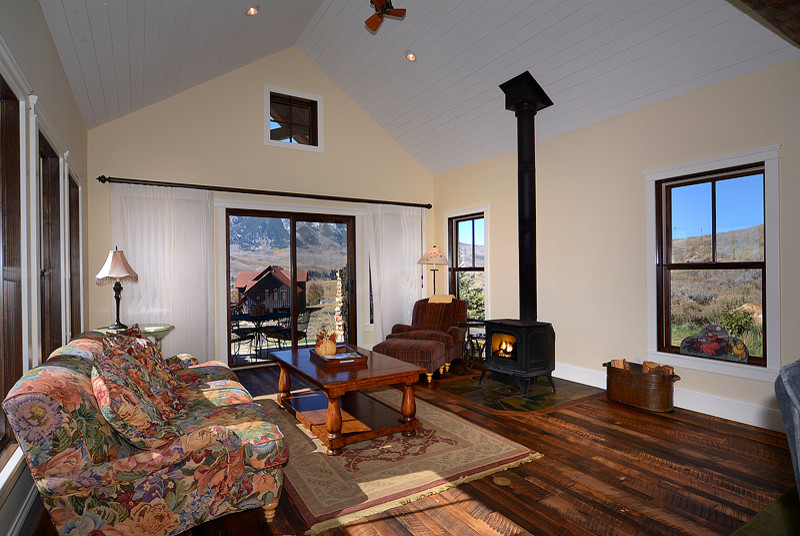 Mittelgroßes, Offenes Klassisches Wohnzimmer mit beiger Wandfarbe, braunem Holzboden und Kamin in Denver