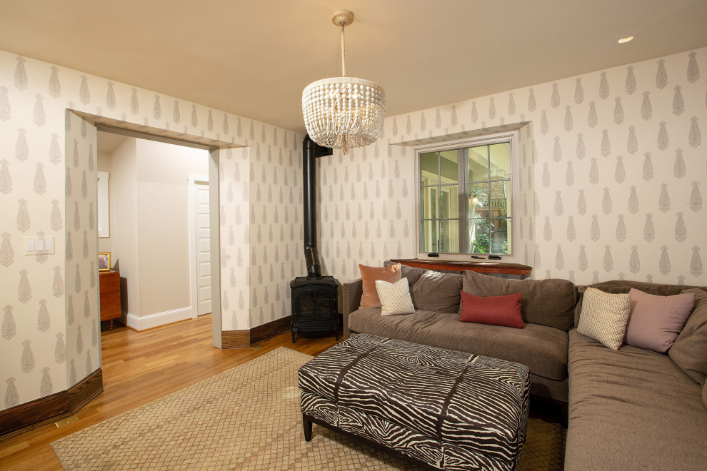 ワシントンD.C.にある高級な中くらいなトランジショナルスタイルのおしゃれなファミリールーム (ベージュの壁、淡色無垢フローリング、薪ストーブ、茶色い床) の写真