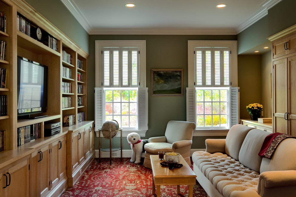 Diseño de sala de estar cerrada clásica con paredes verdes, moqueta, pared multimedia y alfombra