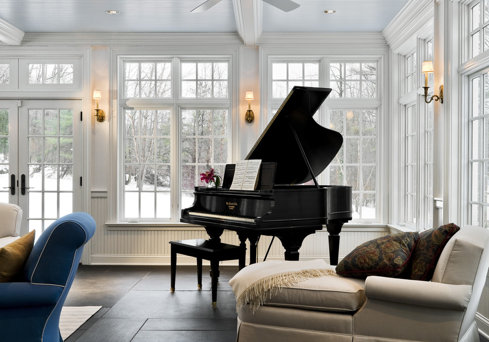 Свежая идея для дизайна: гостиная комната в классическом стиле с серым полом - отличное фото интерьера