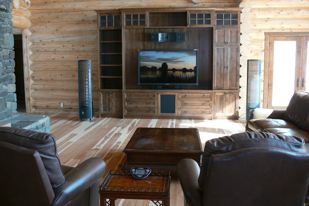 Ejemplo de sala de estar con rincón musical abierta de estilo de casa de campo grande con paredes marrones, suelo de madera en tonos medios y pared multimedia