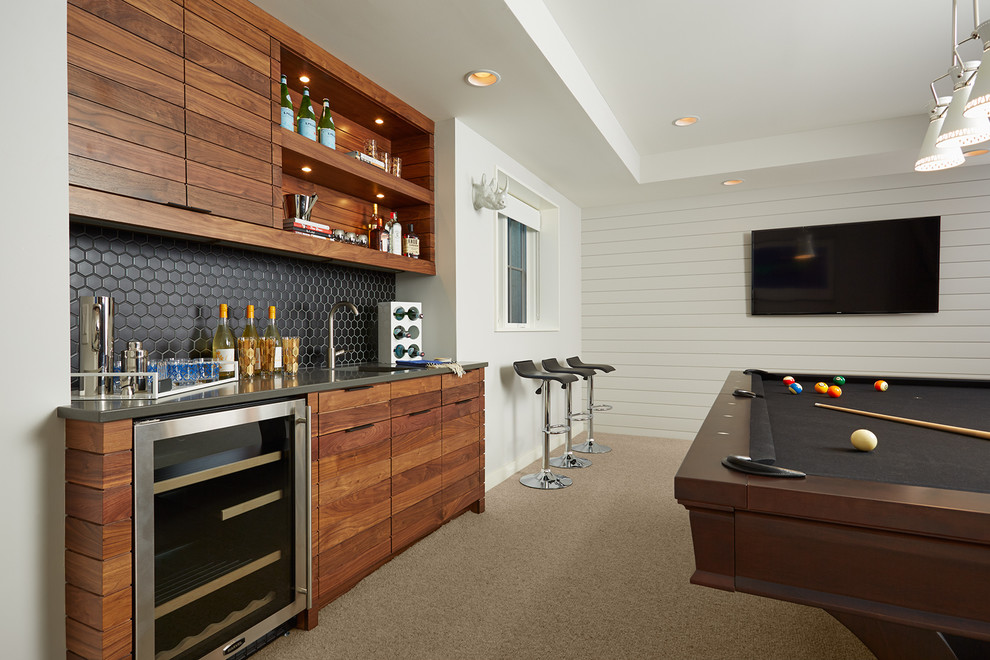 Пример оригинального дизайна: гостиная комната в современном стиле с ковровым покрытием
