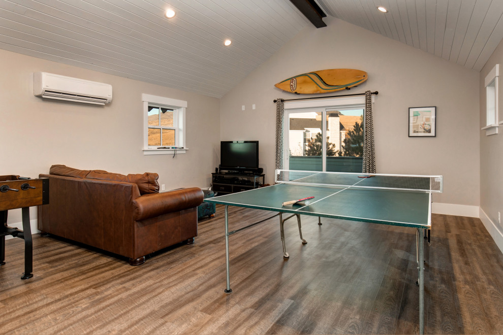 Exemple d'une salle de séjour moderne de taille moyenne avec salle de jeu, un mur gris, un sol en vinyl, un téléviseur indépendant, un sol gris et un plafond en lambris de bois.