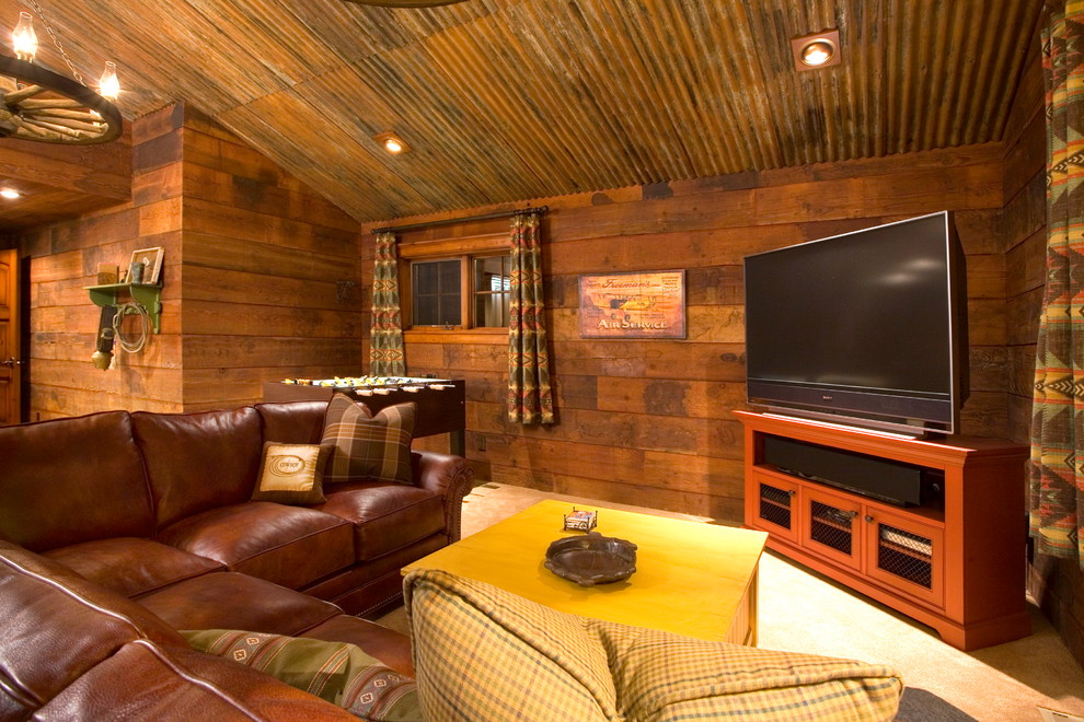 Ejemplo de sala de estar rural con paredes marrones, moqueta y televisor independiente