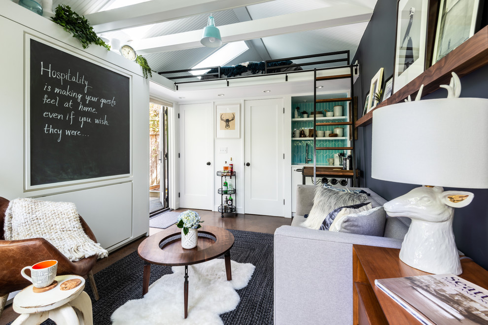 Esempio di un piccolo soggiorno contemporaneo chiuso con pareti bianche, pavimento in sughero, nessuna TV, pavimento marrone e angolo bar