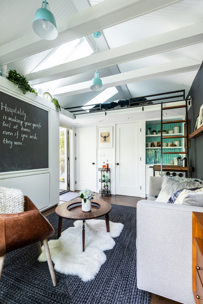 Ejemplo de sala de estar abierta contemporánea pequeña con paredes blancas, suelo de corcho y suelo marrón