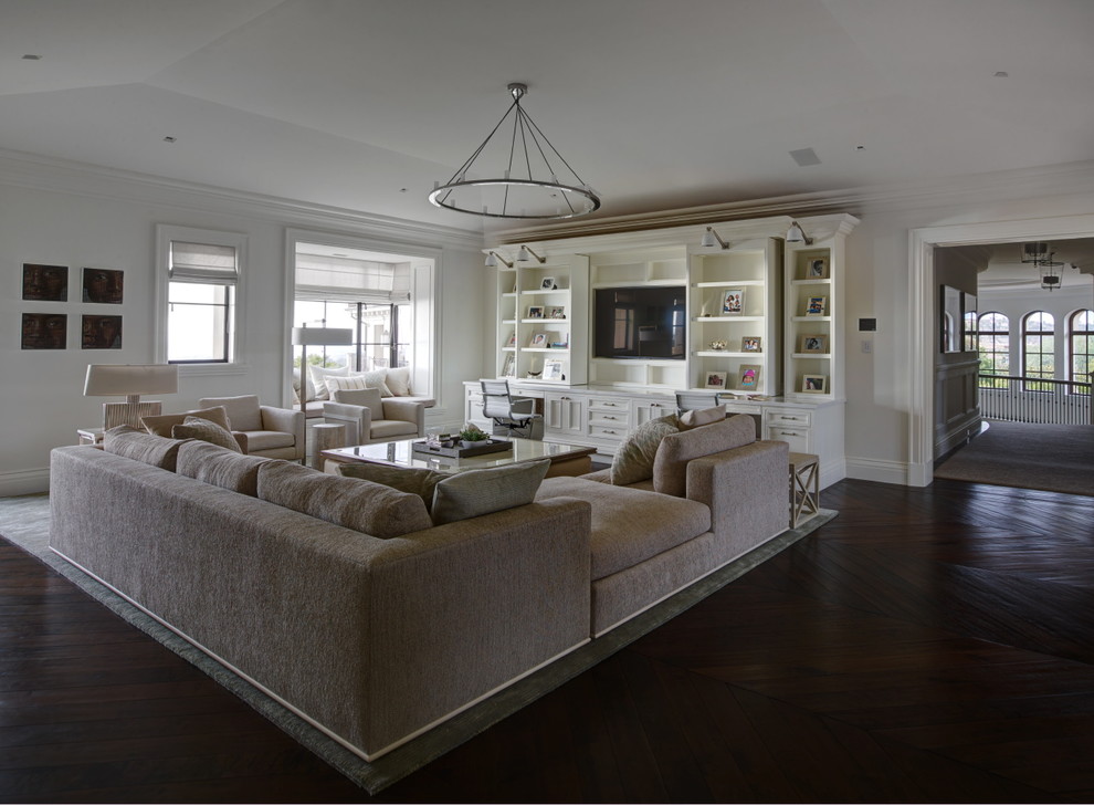 Ejemplo de sala de estar abierta mediterránea grande con suelo de madera oscura