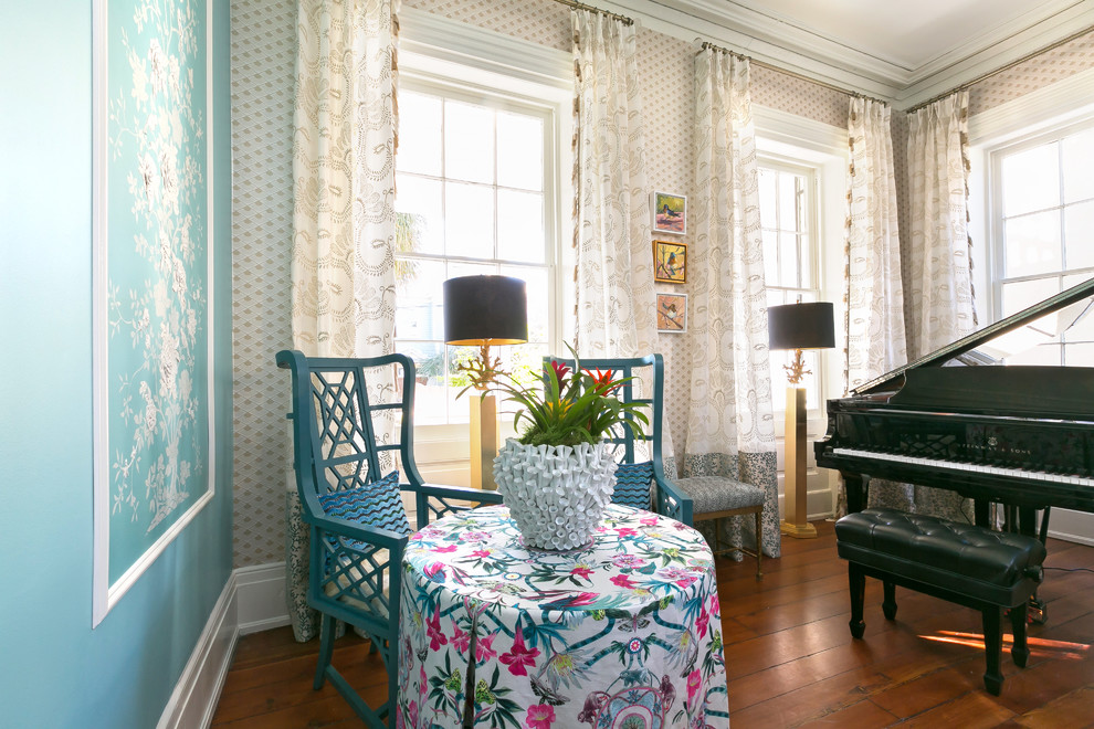 Esempio di un soggiorno vittoriano chiuso con sala della musica, pareti multicolore, pavimento in legno massello medio e pavimento marrone