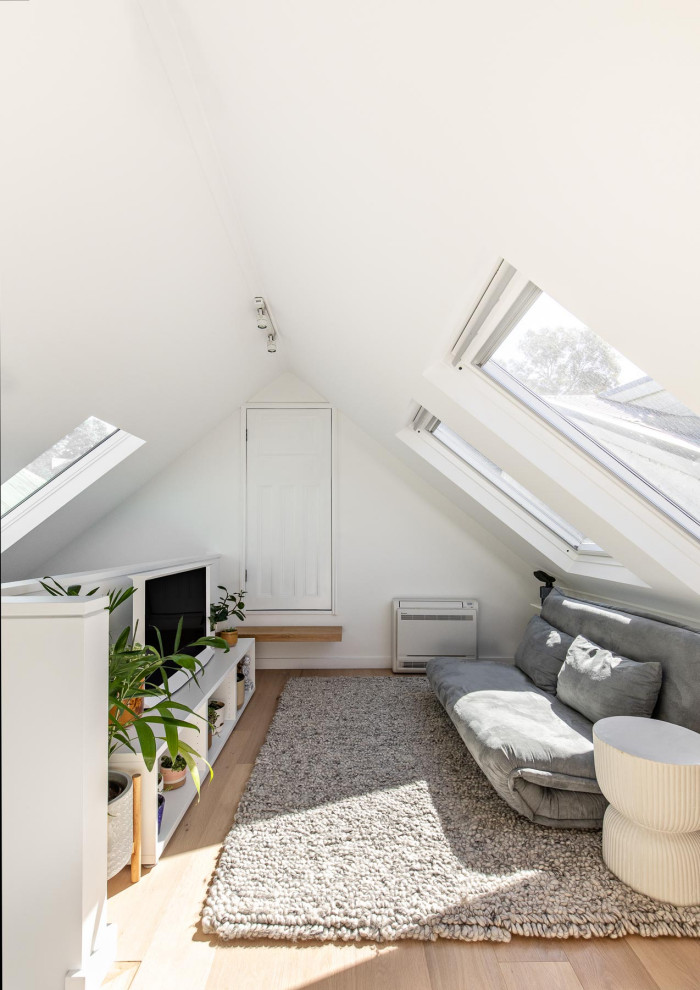 Kleines Modernes Wohnzimmer im Loft-Stil mit weißer Wandfarbe, hellem Holzboden und freistehendem TV in Sydney