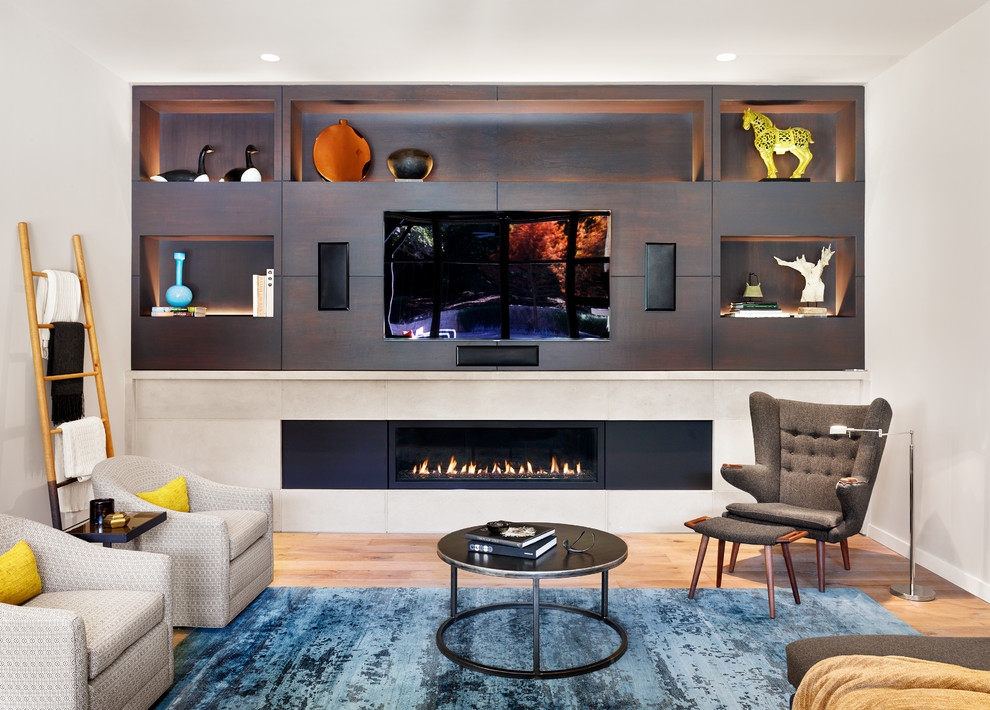 Imagen de sala de estar contemporánea con chimenea lineal y pared multimedia