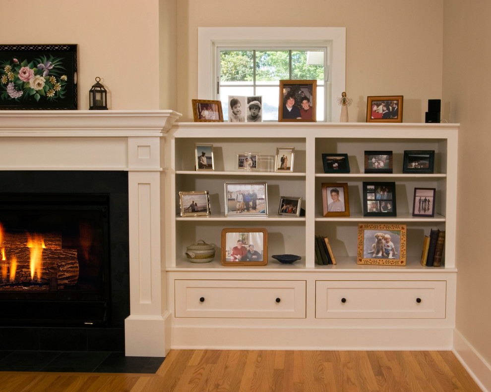 Modelo de sala de estar abierta tradicional de tamaño medio con paredes beige, suelo de madera en tonos medios, todas las chimeneas, marco de chimenea de baldosas y/o azulejos y pared multimedia
