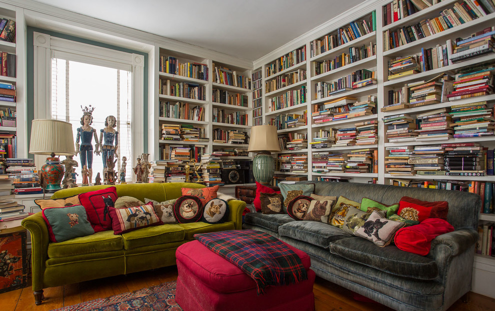 Modelo de sala de estar con biblioteca bohemia con suelo de madera en tonos medios