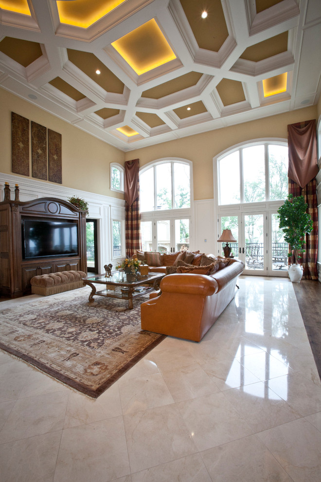 Idée de décoration pour une très grande salle de séjour tradition ouverte avec un mur jaune, un sol en marbre et un téléviseur encastré.