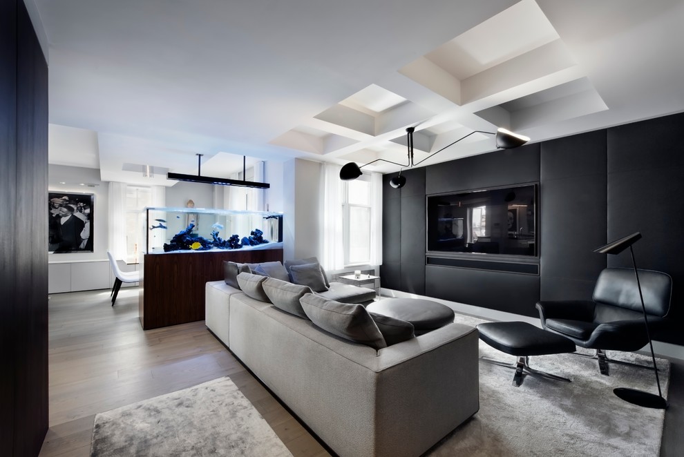 На фото: открытая гостиная комната в современном стиле с черными стенами и телевизором на стене с