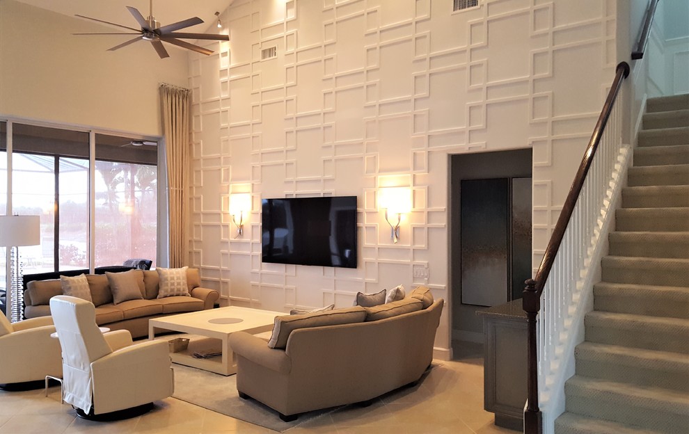 Mittelgroßes, Offenes Modernes Wohnzimmer mit weißer Wandfarbe, TV-Wand und beigem Boden in Miami