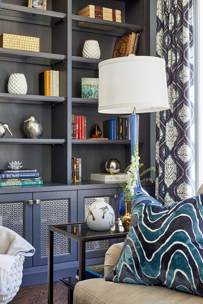 Immagine di un soggiorno tradizionale di medie dimensioni e chiuso con pareti blu, parquet scuro, TV a parete e pavimento marrone