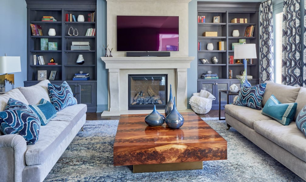 Свежая идея для дизайна: изолированная гостиная комната среднего размера в стиле неоклассика (современная классика) с синими стенами, ковровым покрытием, стандартным камином, фасадом камина из бетона и синим полом без телевизора - отличное фото интерьера