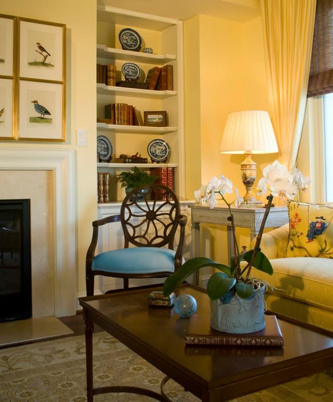 Mittelgroßer, Offener Klassischer Hobbyraum mit gelber Wandfarbe, dunklem Holzboden, Kamin und gefliester Kaminumrandung in Baltimore