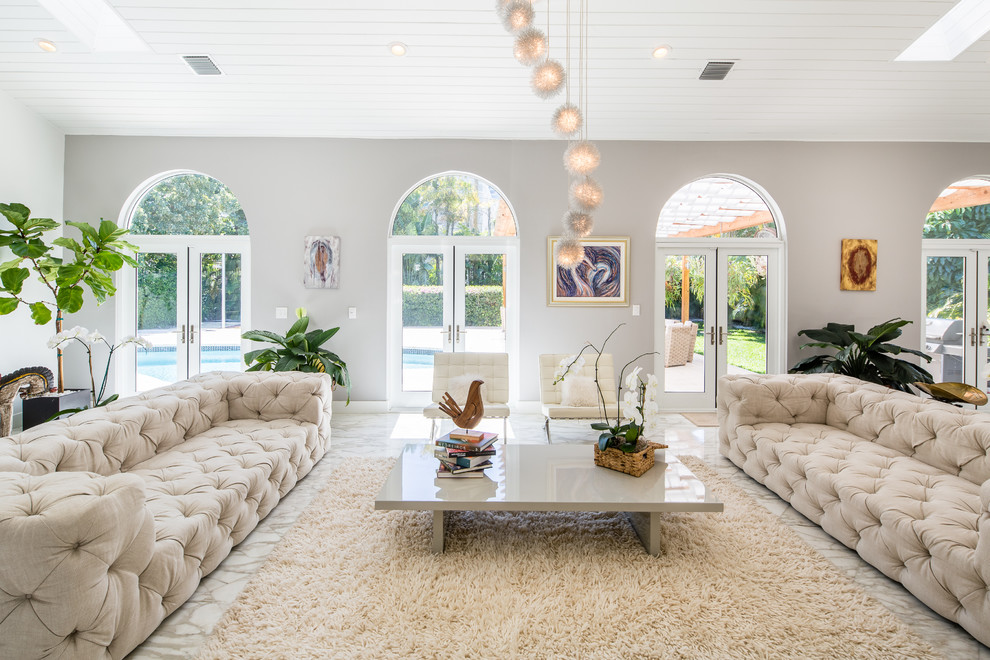 Foto di un soggiorno minimal stile loft con pareti grigie, pavimento in marmo, TV a parete e tappeto