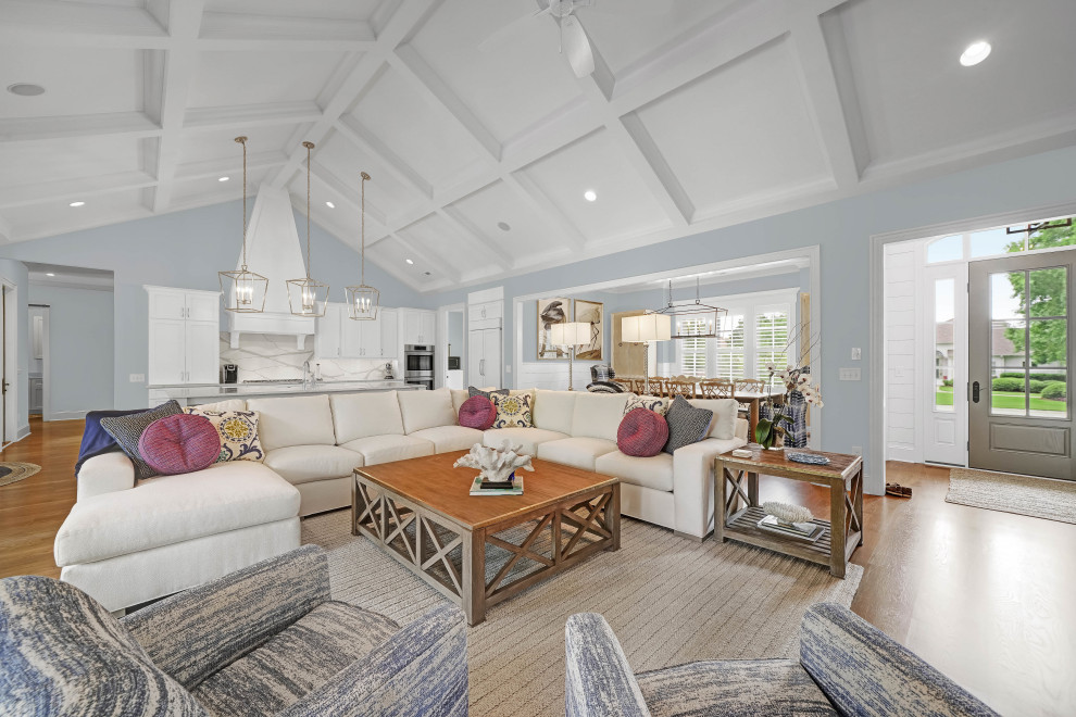 Foto di un grande soggiorno chic aperto con pareti blu, parquet chiaro e pavimento marrone