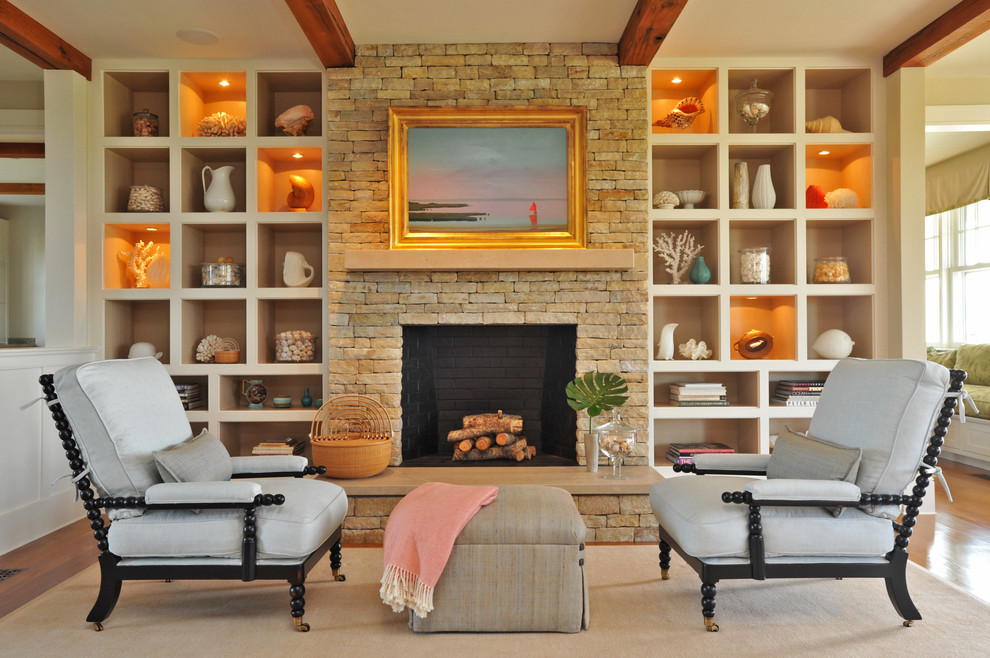 Diseño de sala de estar cerrada clásica renovada grande con suelo de madera en tonos medios, todas las chimeneas, marco de chimenea de piedra y paredes beige
