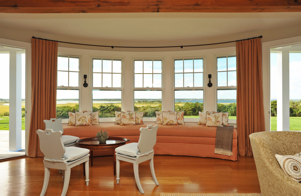Modelo de sala de estar cerrada tradicional grande con paredes blancas y suelo de madera en tonos medios