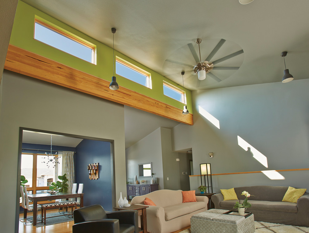 Mittelgroßes, Fernseherloses, Offenes Modernes Wohnzimmer ohne Kamin mit grauer Wandfarbe, braunem Boden und Bambusparkett in Vancouver