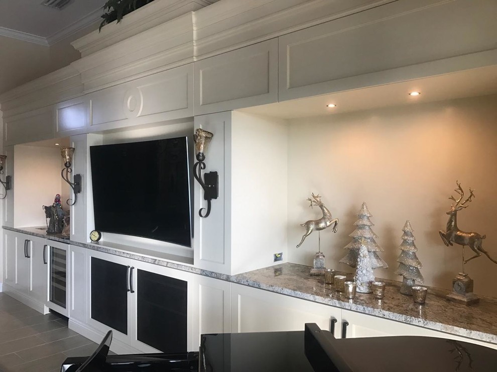 Großes Modernes Wohnzimmer mit beiger Wandfarbe und TV-Wand in Miami