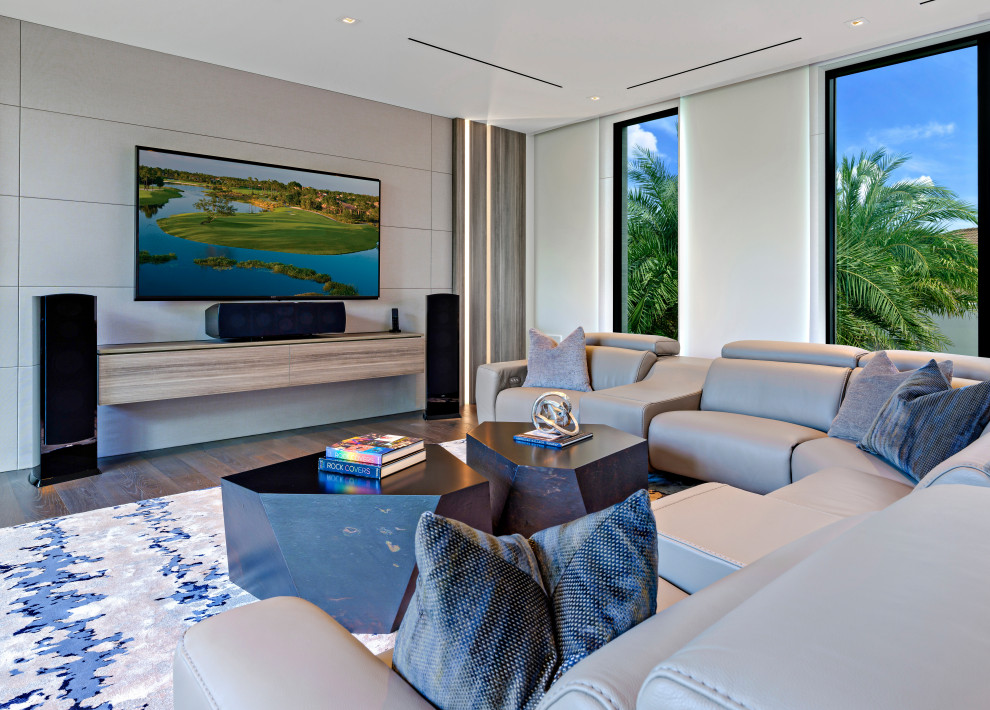 Свежая идея для дизайна: двухуровневая гостиная комната в современном стиле с телевизором на стене - отличное фото интерьера
