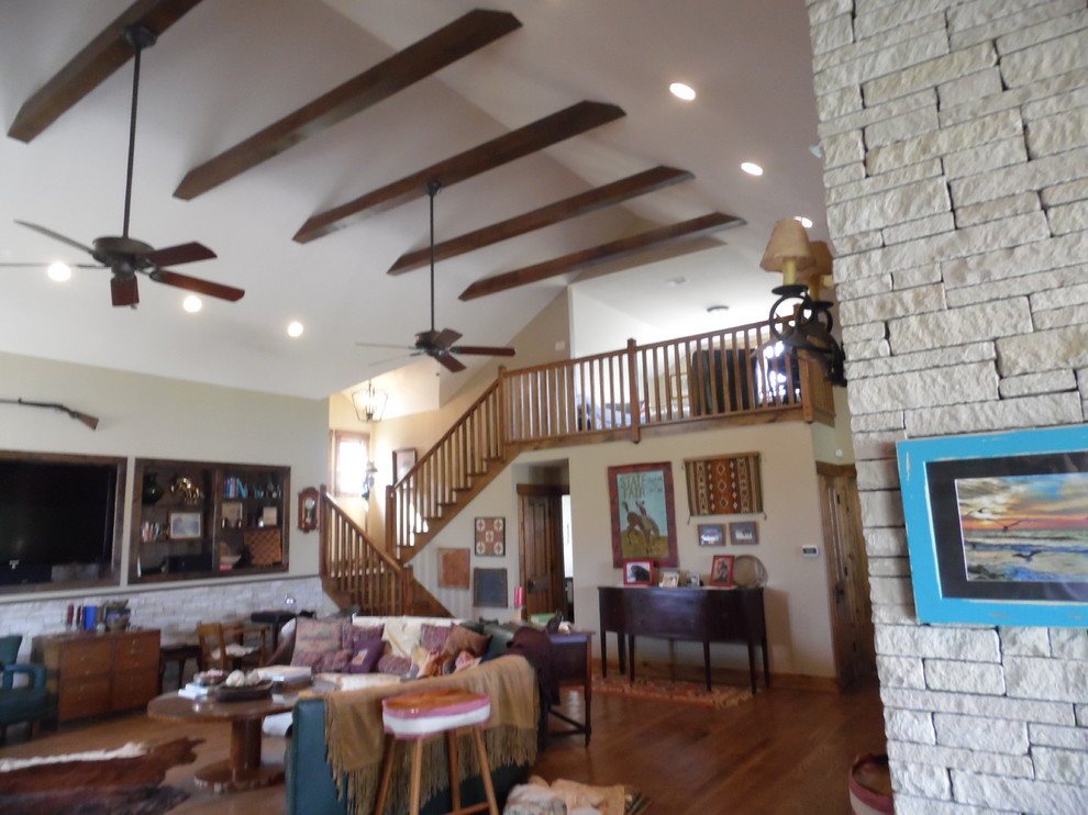 Großes, Offenes Landhausstil Wohnzimmer ohne Kamin mit weißer Wandfarbe, hellem Holzboden und Multimediawand in Austin