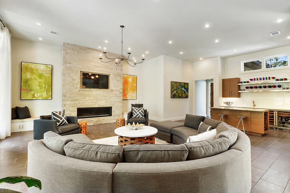 Imagen de sala de estar con barra de bar abierta actual con paredes blancas, chimenea lineal y pared multimedia