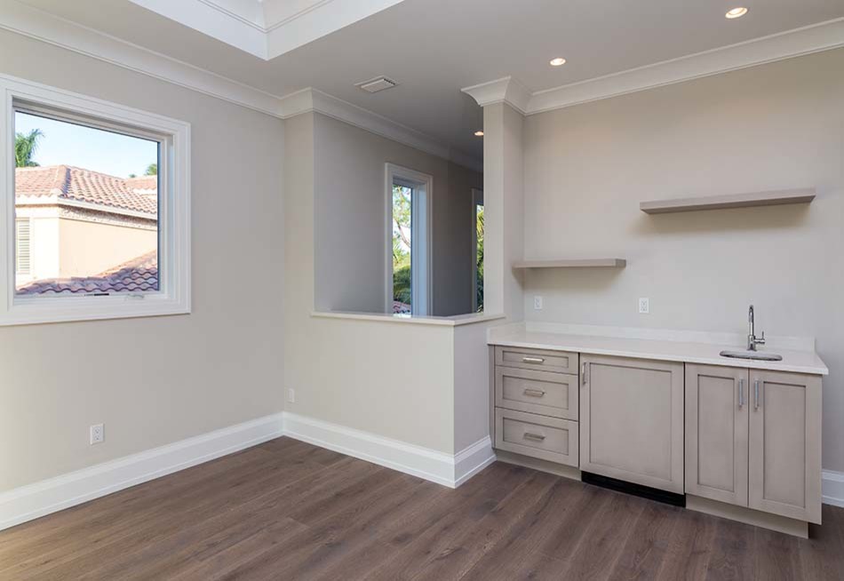 Foto di un soggiorno design di medie dimensioni e stile loft con angolo bar, pareti beige, pavimento in legno massello medio e pavimento marrone