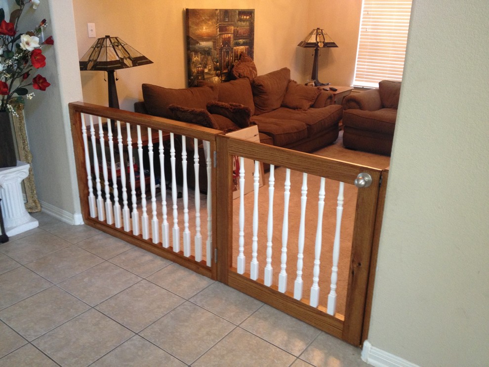 Custom doggy gates Classique Salle de Séjour Austin par Chris