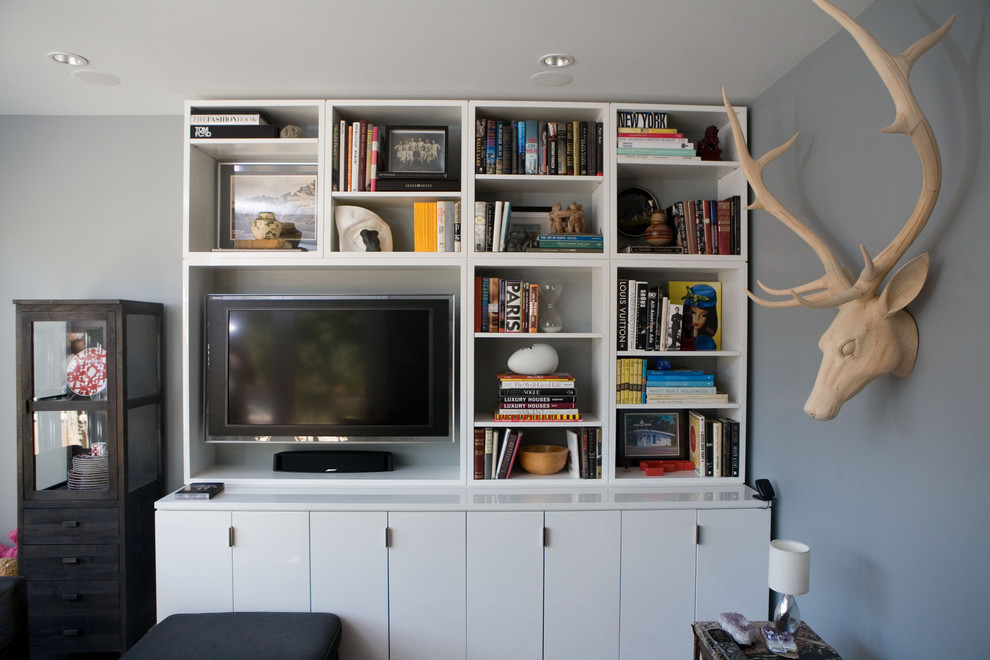 Идея дизайна: маленькая изолированная гостиная комната в современном стиле с с книжными шкафами и полками, серыми стенами, отдельно стоящим телевизором и полом из керамической плитки без камина для на участке и в саду