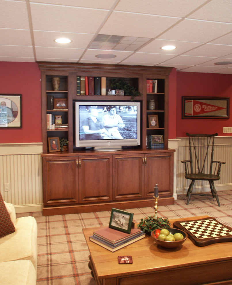 Cette photo montre une salle de séjour chic de taille moyenne et fermée avec salle de jeu, un téléviseur encastré, un mur rouge et moquette.
