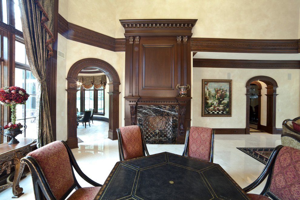 Großes, Offenes Klassisches Wohnzimmer mit TV-Wand, beiger Wandfarbe, Porzellan-Bodenfliesen, Kamin, Kaminumrandung aus Holz und beigem Boden in New York