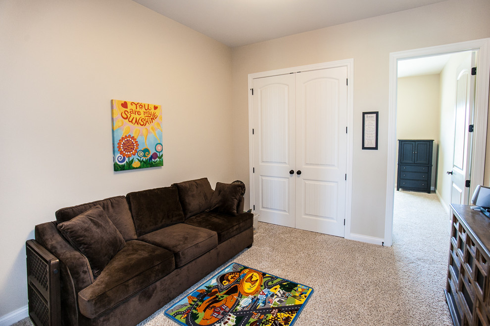 На фото: гостиная комната в стиле кантри с ковровым покрытием с